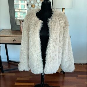 New condition Oak and Fort faux fur